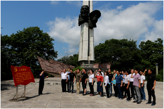 集團公司組織部分黨員干部來到安慶獨山革命烈士紀念碑前進行集體宣誓
